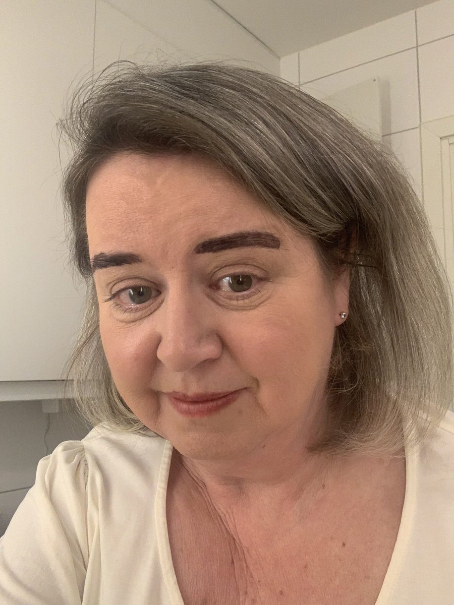 Färgade ögonbrynen vid 07.00 inför min dag på hemmakontoret, färgen ska sitta i ca tio minuter. Glömde bort tiden men tittade mig i spegeln nu vid 10.30, en kvart innan mitt Skype-möte med nya chefen!