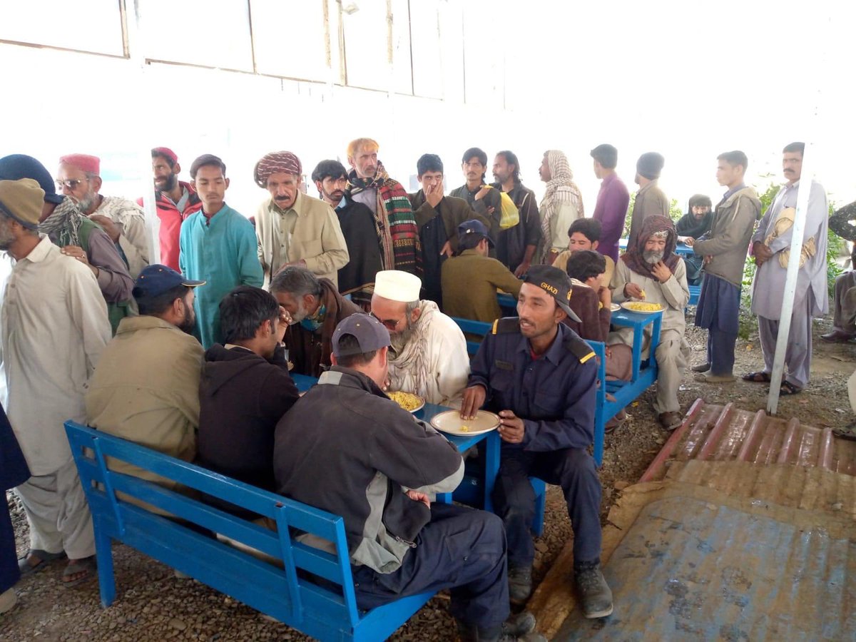 jdcfoundationpk's tweet photo. JDC dastarkhawn facilitating people with free meal &amp; takeaway services at shorab goat, Karachi 
.
.

#jdc #jdcfoundation #jdcfreerestaurant #karimabad #freefood #freefoodforall #hunger #hungerfreepakistan #support #donate #donatenow https://t.co/jUkaWfhBK1