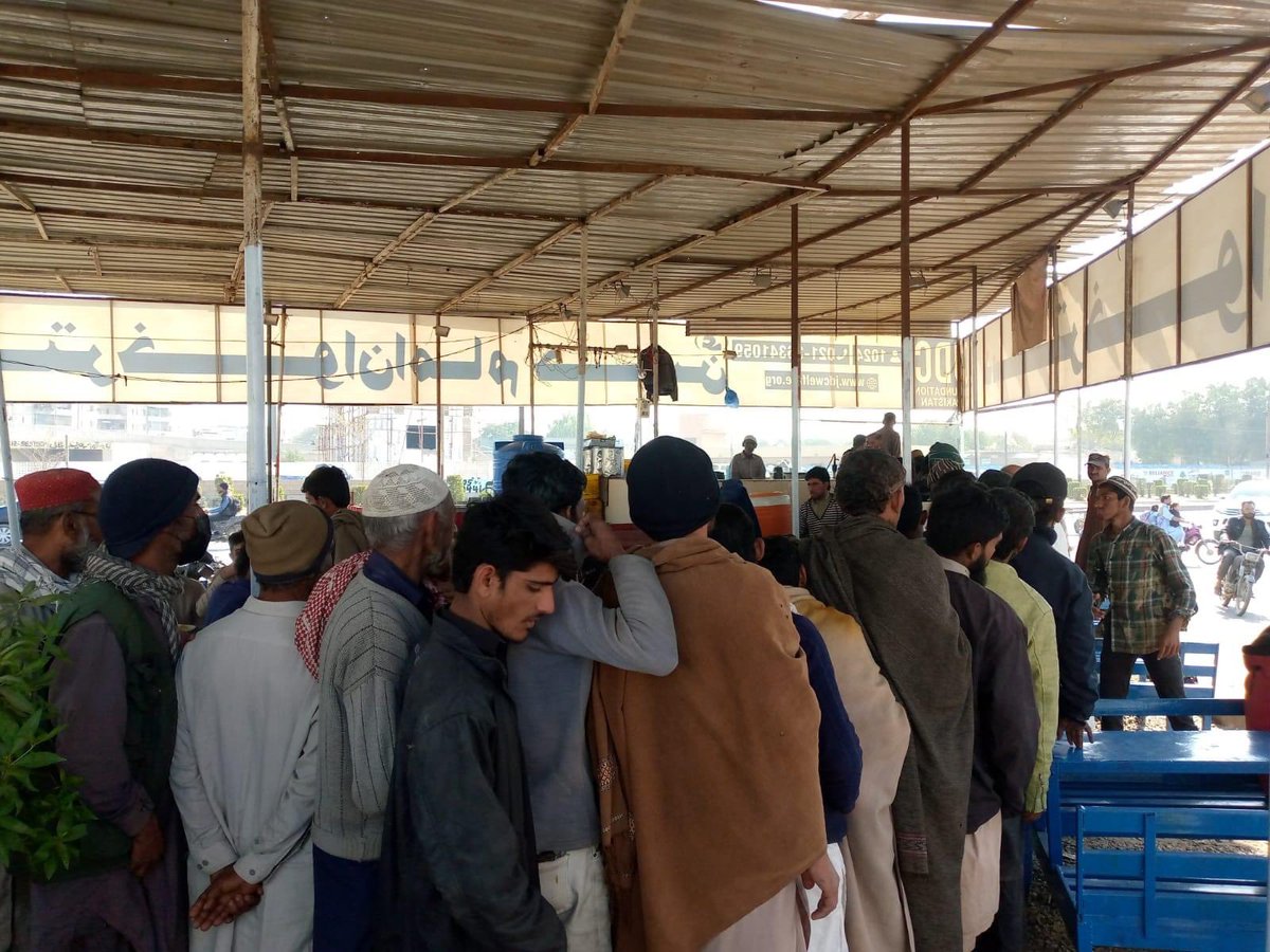 jdcfoundationpk's tweet photo. JDC dastarkhawn facilitating people with free meal &amp; takeaway services at shorab goat, Karachi 
.
.

#jdc #jdcfoundation #jdcfreerestaurant #karimabad #freefood #freefoodforall #hunger #hungerfreepakistan #support #donate #donatenow https://t.co/jUkaWfhBK1