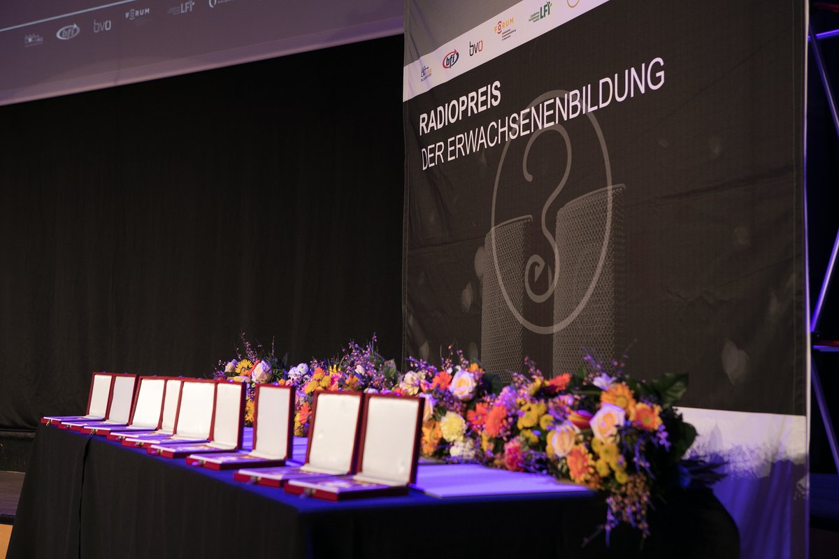FHWienAT's tweet image. Johanna Hirzberger (@radioradieschen) erhielt für ihre @oe1-Hörbilder-Produktion „Am Wendepunkt – Sihaam Abdillahi #blacklifematters“" in der Kategorie Dokumentation/Information den #Radio-Preis der Erwachsenenbildung! 💐✨🔝

Herzlichen Glückwunsch zu dieser tollen Auszeichnung!