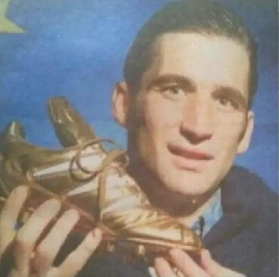 locos_x_eltete's tweet photo. Juan Antonio Pizzi.
Bota de Oro compartida con Alan Shearer merced a los 31 goles anotados en la temporada 1995/96 con el C.D. Tenerife.

📸 deporte vintage y cañas https://t.co/jiPv95Gdy4