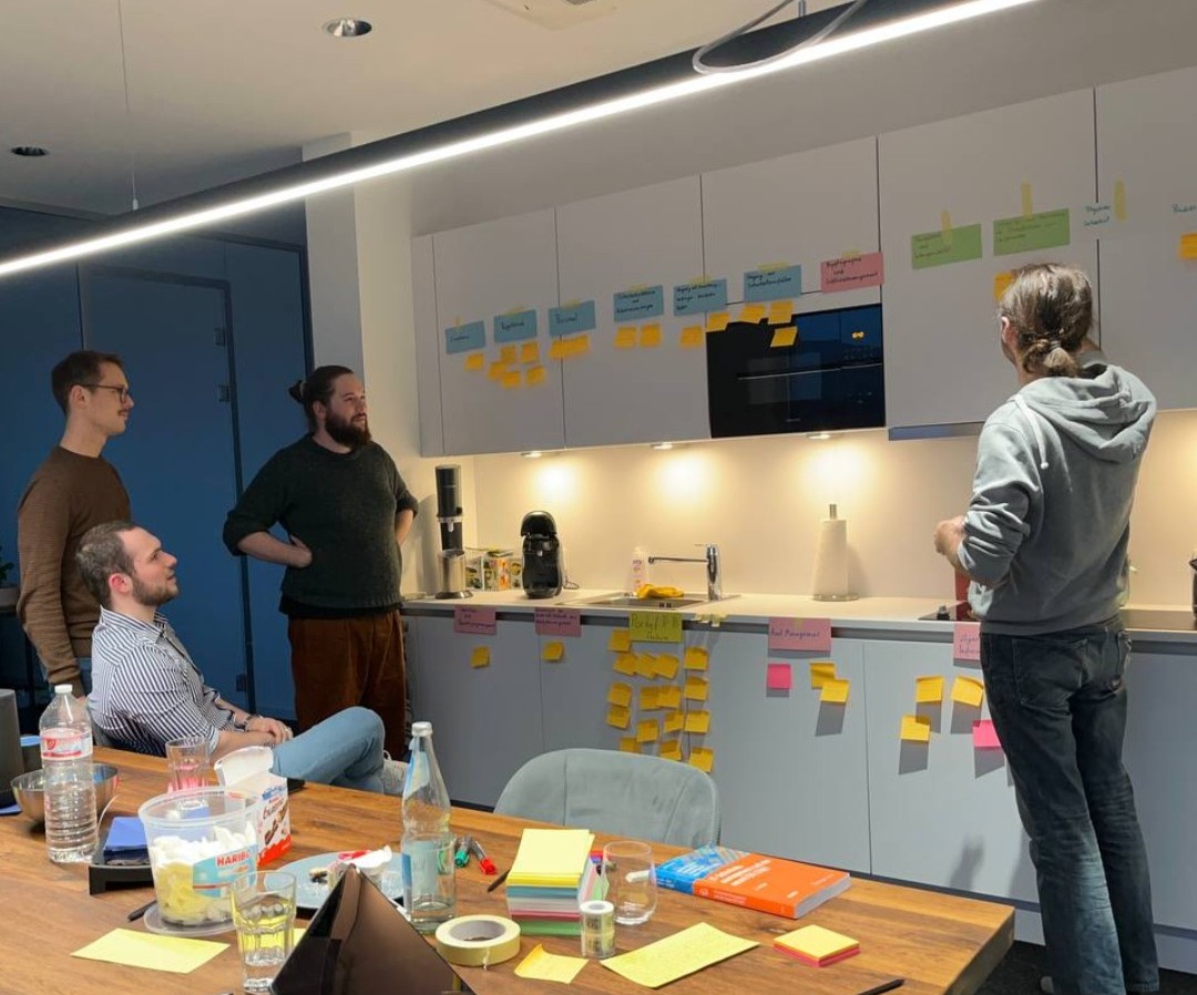 MasasanaAI's tweet photo. Start your year right! 🚀
Bei uns stand zu Beginn des Jahres ein Workshop an. Da wird auch gerne mal die Küche zweckentfremdet. 😉
Aus Chaos etwas Strukturiertes entwickeln ist genau unser Fachgebiet – und beschreibt für uns auch die agile #Softwareentwicklung nahezu perfekt. https://t.co/ap6EU2U9Gd