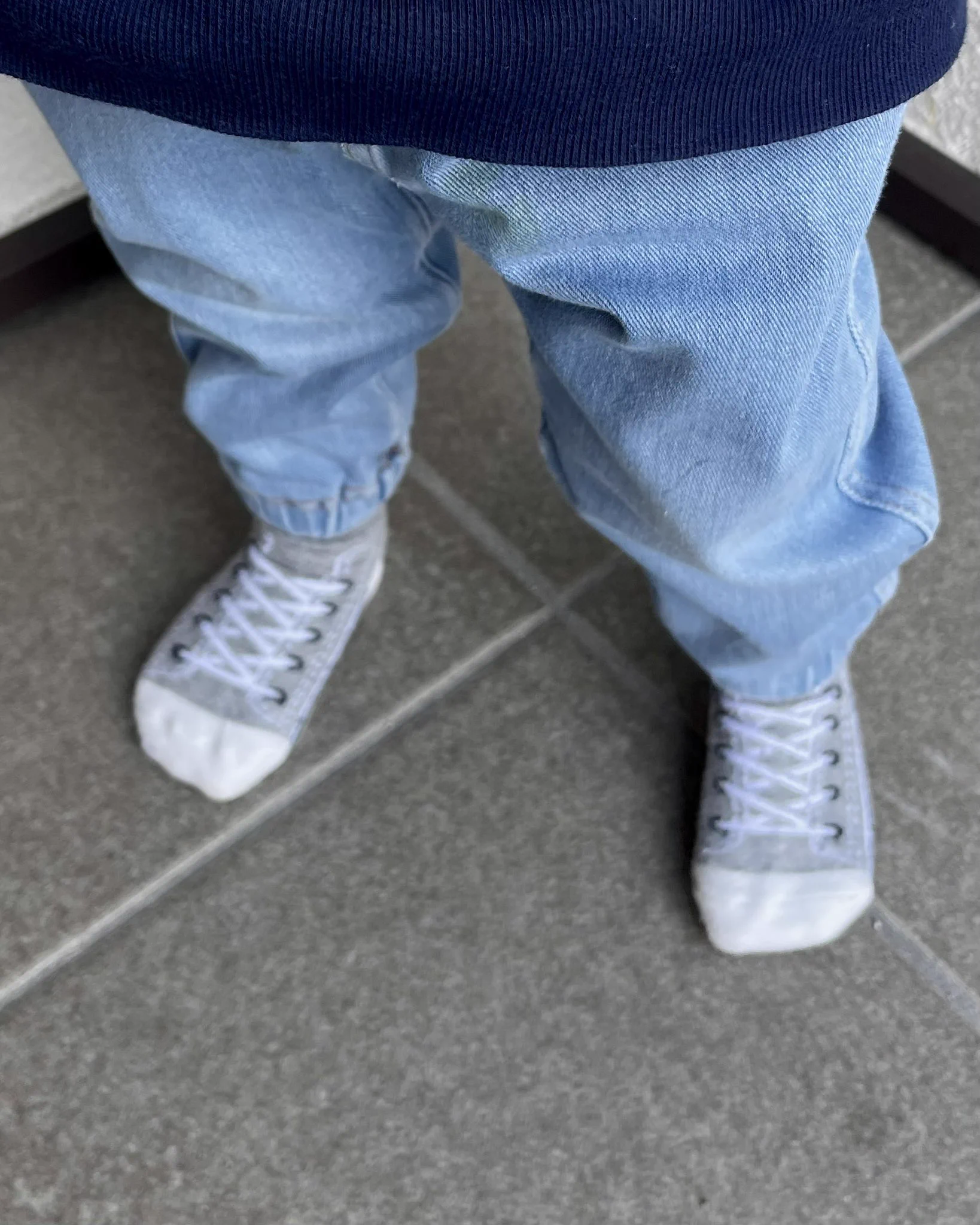 2歳児とお出かけ！足元を見たら、靴下のままだったw