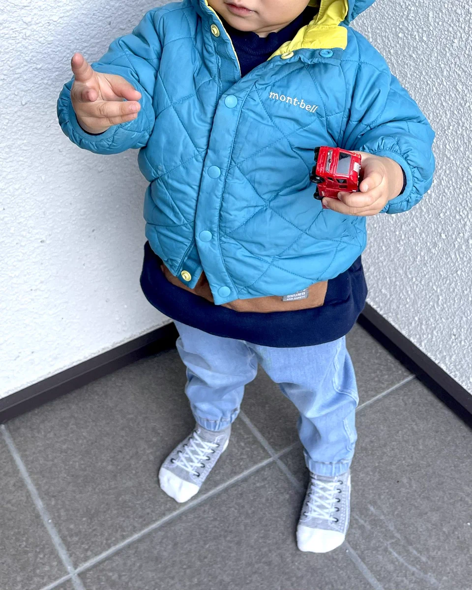 2歳児とお出かけ！足元を見たら、靴下のままだったw