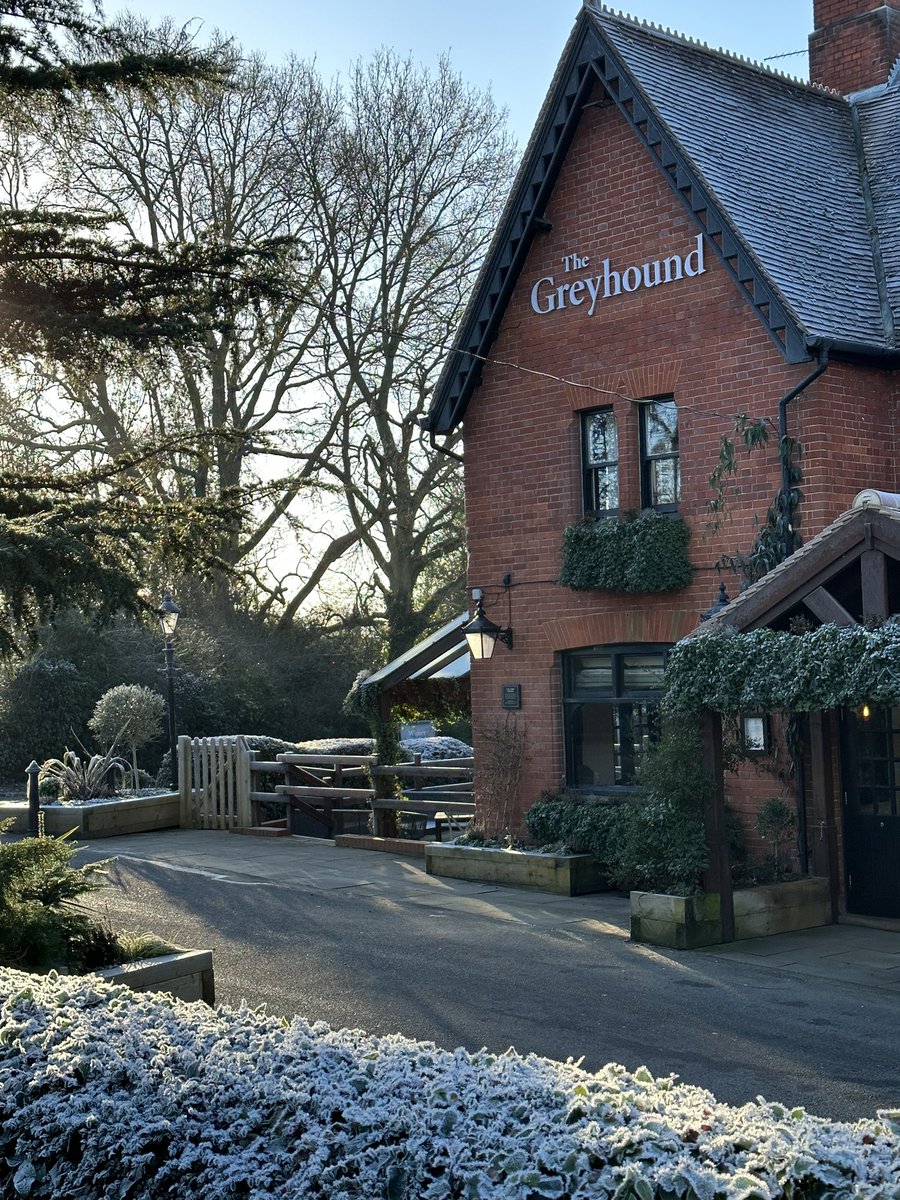 rj_kingston's tweet image. Electrician turning the power off at home so this is my office today. £15 for wifi, free tea and coffee all day and lunch. #workfrompub