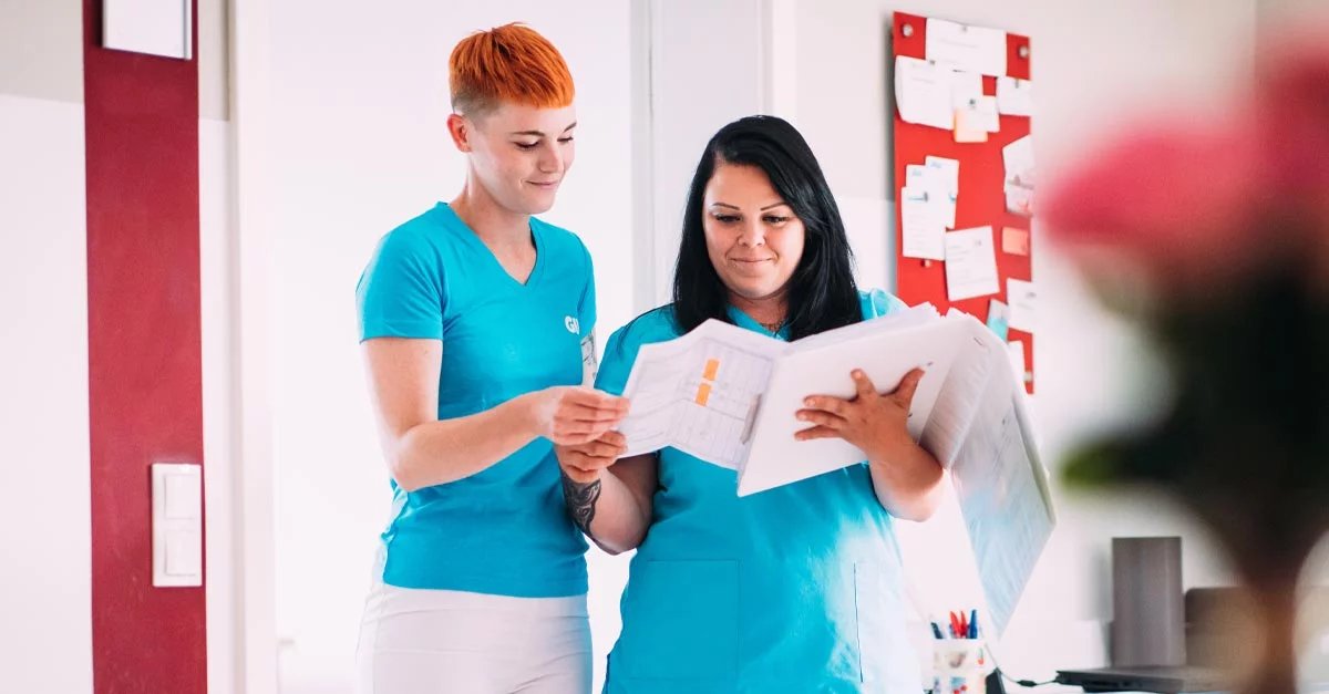 GIPKarriere's tweet photo. Die Generalisten kommen: Die ersten Pflegefachfrauen und Pflegefachmänner machen ihren Abschluss - die generalistische #Pflege-Ausbildung zwischen #Corona-Härten und dem ersten Abschluss-Jahrgang https://t.co/bfxj8XkRBH https://t.co/OX3VxMGflV