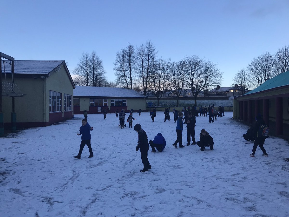 Quiet yard in snow v snowball wars 2023 ! 🤣🤣 #boyswillbeboys #safetyinsnow #loveschool #everyschooldaymatters