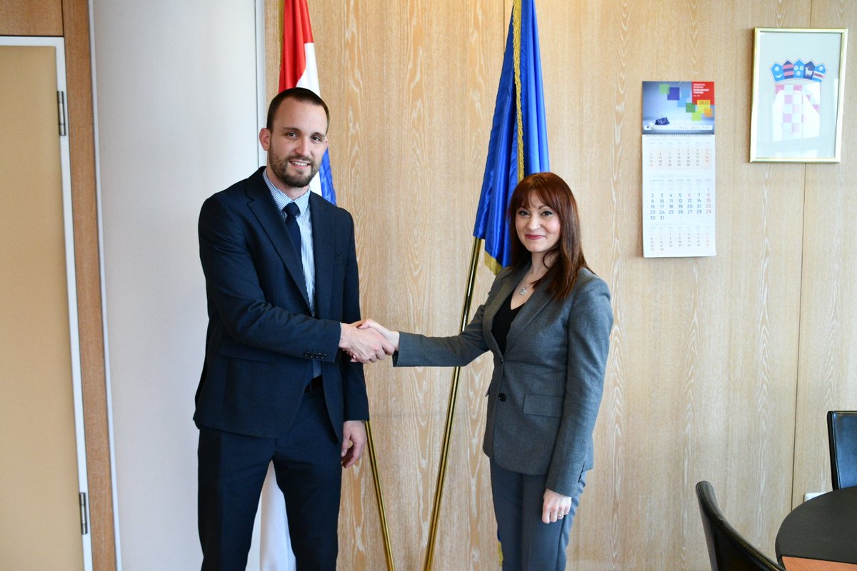 Ministarstvo regionalnoga razvoja i EU fondova (@mrrfeurh) on Twitter photo Novi ministar regionalnoga razvoja i fondova Europske unije Šime Erlić preuzeo je dužnost od svoje prethodnice <a href="/natasa_tramisak/">Nataša Tramišak</a>.
bit.ly/3kqVnSm Novi ministar regionalnoga razvoja i fondova Europske unije Šime Erlić preuzeo je dužnost od svoje prethodnice <a href="/natasa_tramisak/">Nataša Tramišak</a>.
bit.ly/3kqVnSm