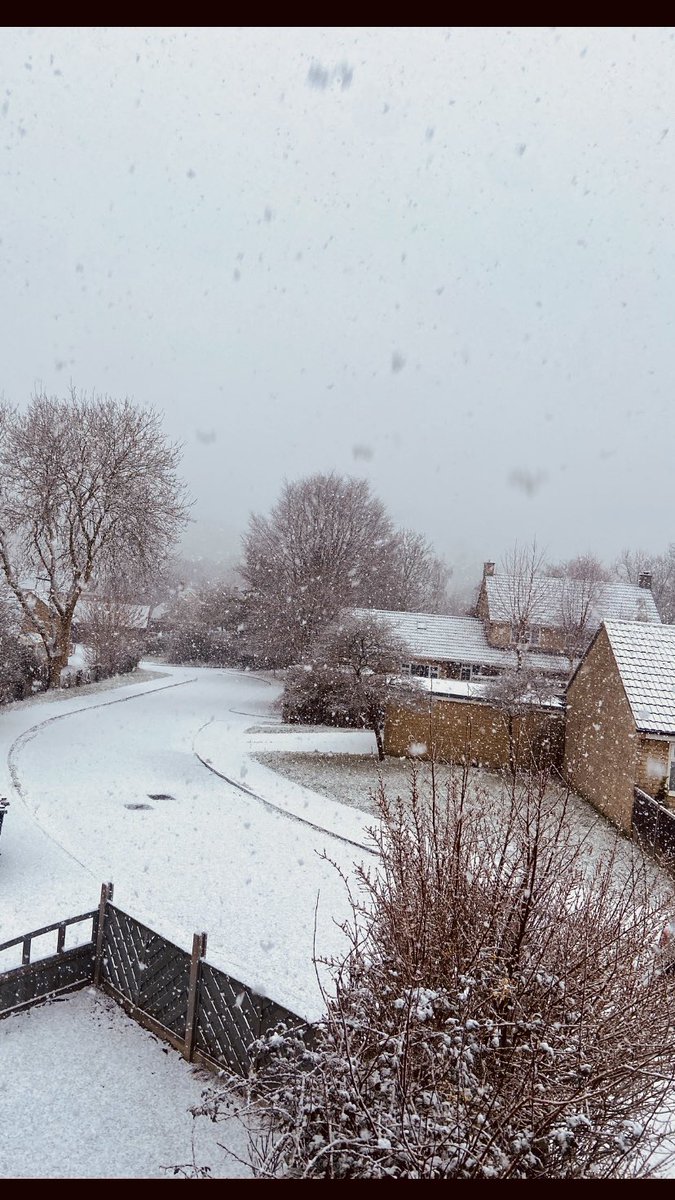Heavy snow in Dorset this morning. Looking very beautiful. #ilovesnow #winterinthevalley