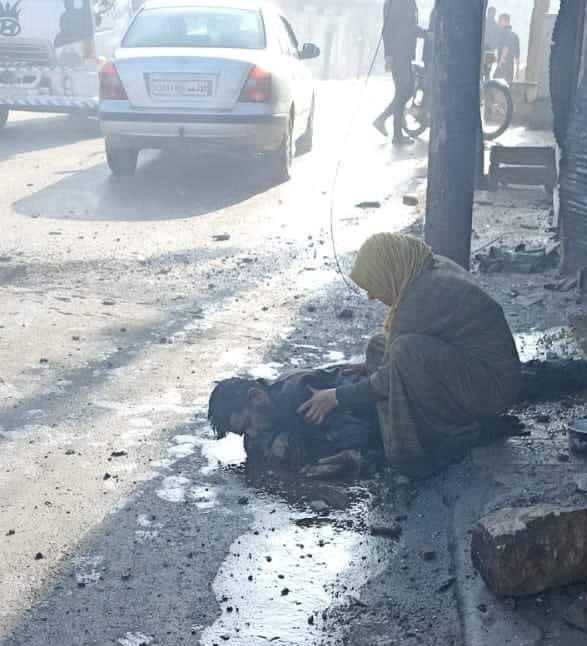 امرأة تحاول استنهاض زوجها الذي استشهد قبل قليل في بلدة البارة في ريف ادلب بعد قصف شبيحة بشار الاسد للبلدة. 💔