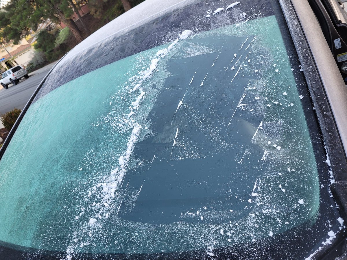 KimGuim's tweet photo. 33 degrees this morning means it's time to scrape ice. #Murrieta #CAwx #IEweather https://t.co/aiwGm5Bb3a