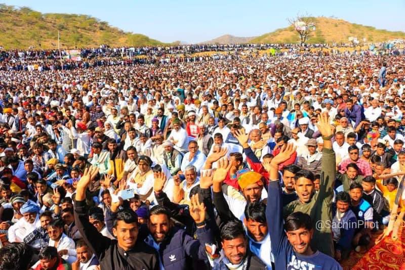 Ved_Solanki1's tweet photo. आज शेखावाटी की धरा, गुड़ा उदयपुरवाटी में आयोजित विशाल किसान सम्मेलन में माननीय श्री सचिन पायलट जी के नेतृत्व में नीमकाथाना क्षेत्र के हजारों कार्यकर्ताओं के साथ शामिल हुआ । 
किसानों के  सम्मान में पधारें उदयपुरवाटी की जनता का बहुत बहुत धन्यवाद ,आभार 🙏 @SachinPilot https://t.co/jVBHTGGw55