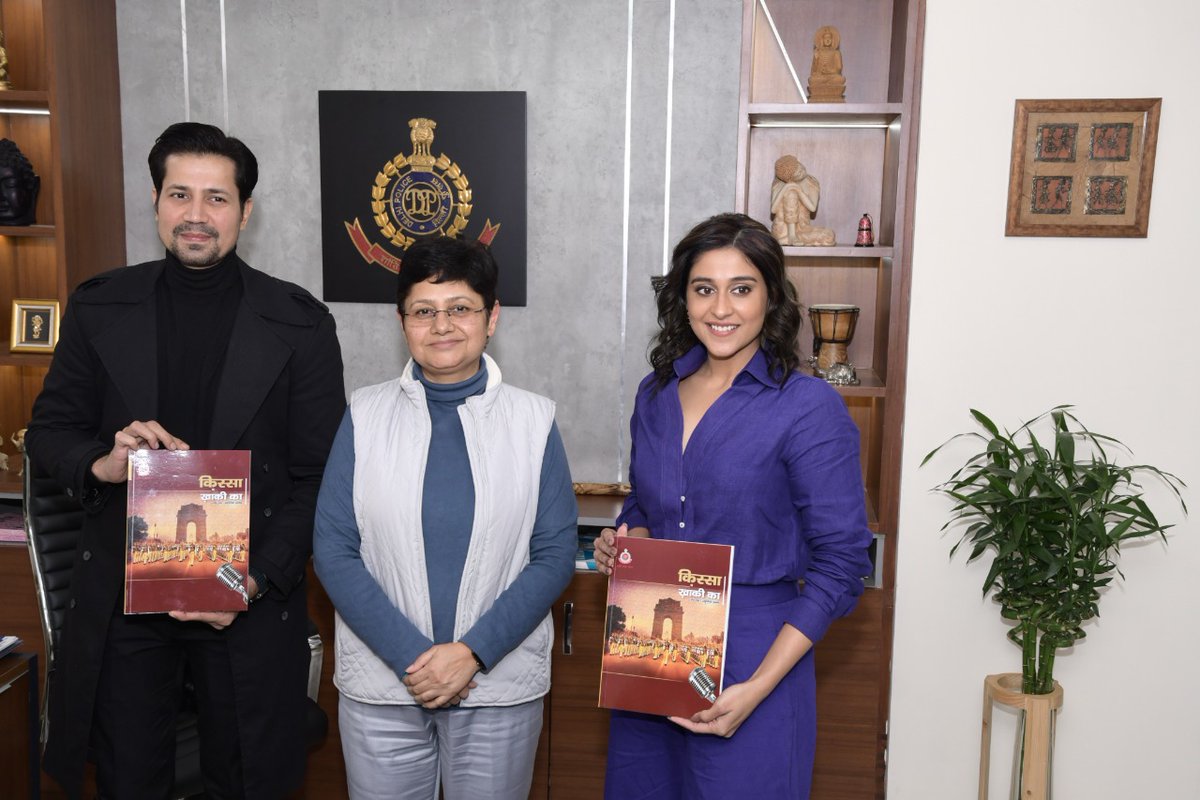Upcoming series 'Jaanbaaz Hindustan Ke' actors Regina & Sumeet visited @DelhiPolice HQ today. Regina is playing an IPS officer. The series is a tribute to officers in uniform.

Presented them copies of #KissaKhakiKa book which compiles podcasts based on heroic deeds of our cops.