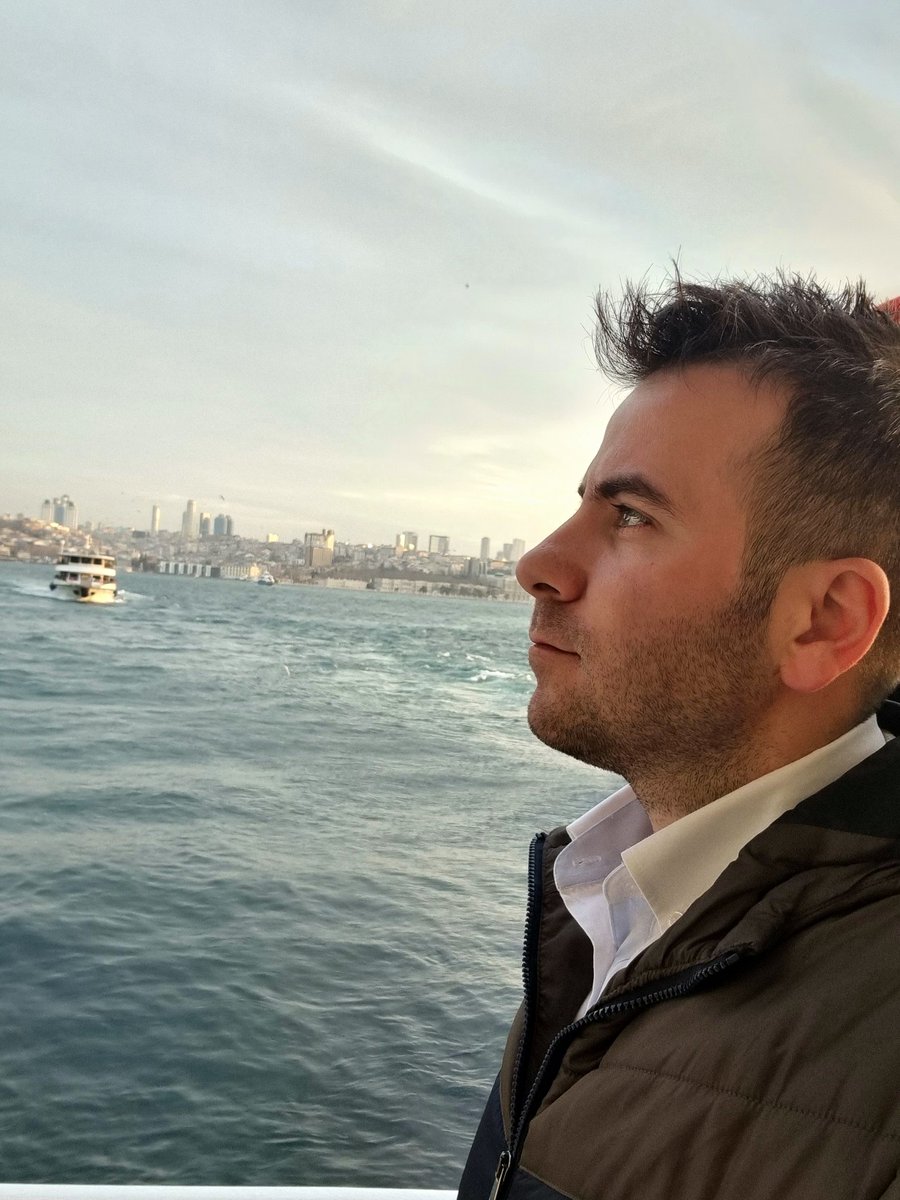 Gemi görünce hırçınlaşan Karadeniz gibiyim ben, içindekiler içimdekilerle bozmuş aklını..
<a href="/sagopa/">Akın Aslan</a>