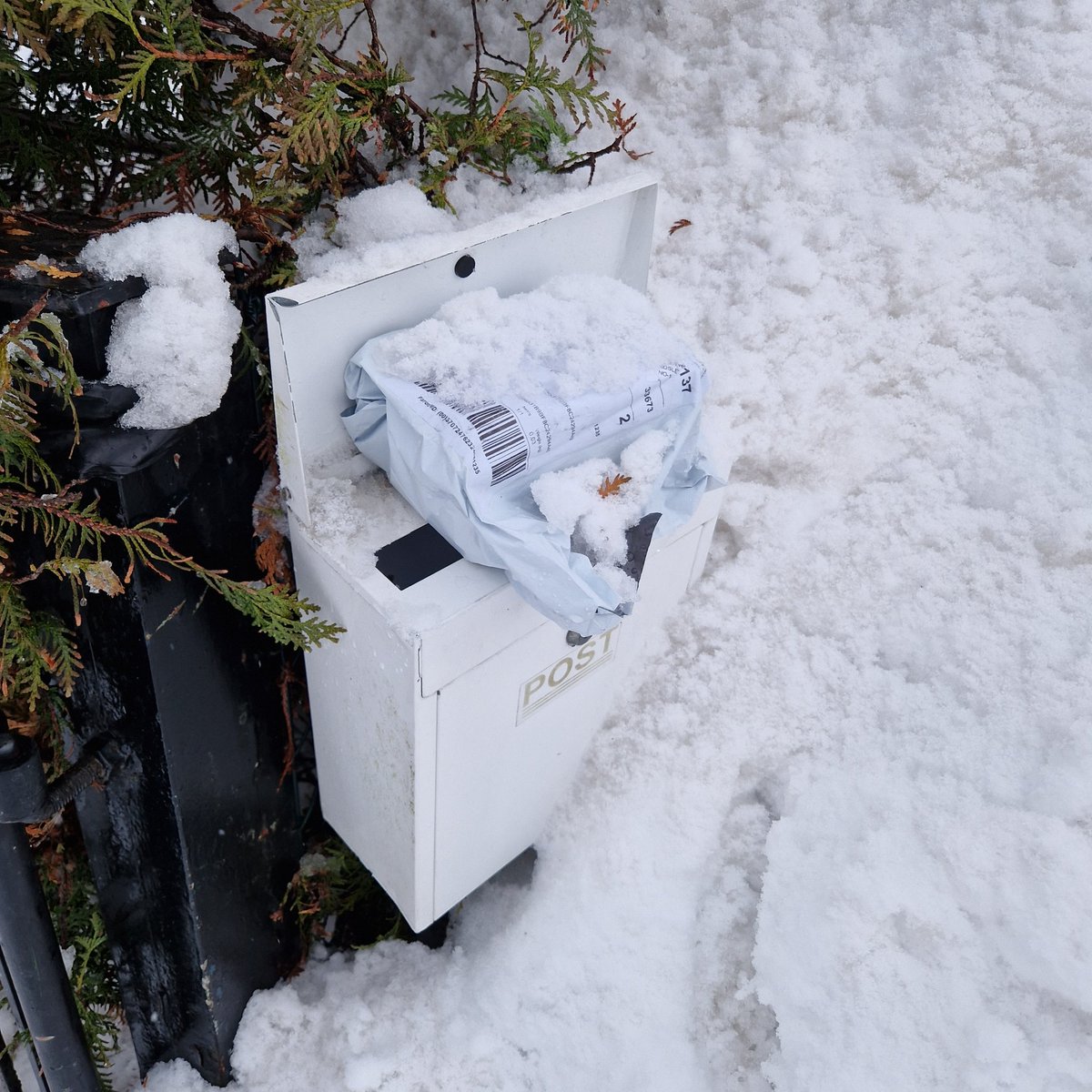 laolse's tweet photo. Som vanlig helt ubrukelig service fra #helthjem. Pakke lagt oppå kassa så alle kan stikke av med den. Samtidig er selvsagt kasse og posten nedi kliss våt fordi den har stått oppe. 🖕 https://t.co/oRAVxAtmSe