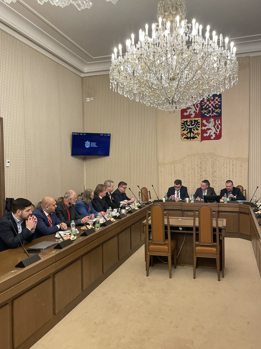 Právě teď začalo první zasedání vládní komise, jejímž cílem je systémová pomoc pro záchranu pevnostních komplexů v Terezíně a Josefově. 

Již dlouho jsem apeloval na vládu, aby s tímto stavem něco dělala, tak snad se konečně pohneme z místa, protože času bohužel moc nezbývá.