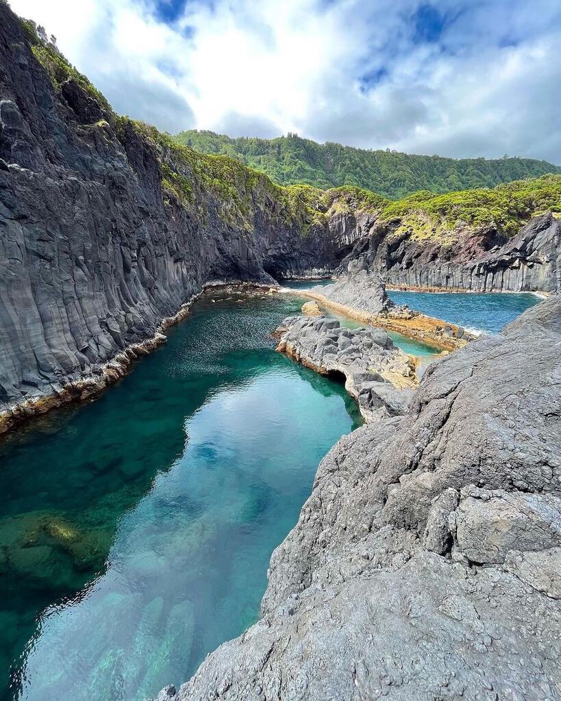 Se gostaste do conteúdo partilha, deixa um like, um comentário e segue a conta do @azoreswhatelse 

Photo by @clotilde_bm São Jorge ~ L’île au fromage 🧀 

#piscinenaturelle #fajadoouvidor #azoresislands #queijosaojorge #happiness #jpeuxpasjairando #jpeuxpasjaimontagne #trave…