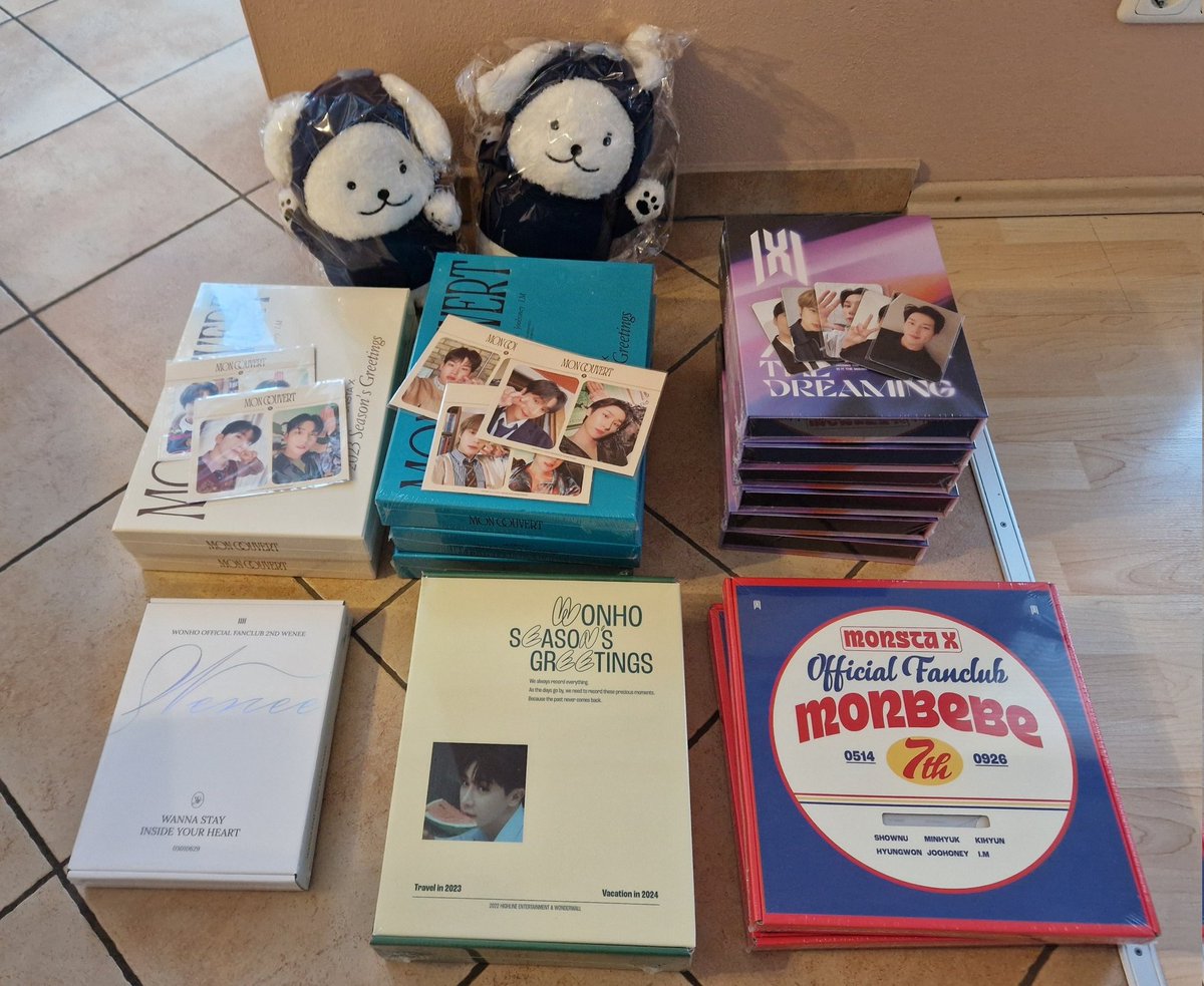 imxinterstellar's tweet image. #imxinterstellarupdates
the first two boxes of seasons greetings, membership kits, the dreaming dvds and min plushies have arrived today! the remaining two boxes are scheduled to arrive at the beginning of next week 🤍