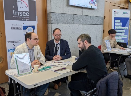 InseeBretagne's tweet photo. Cet après-midi, le directeur régional et son adjoint sont présents au forum de l'@Ensai35 (école de la data science à #Rennes) pour rencontrer les futurs #statisticiens publics et leur présenter les opportunités professionnelles à l'#Insee 
@ensai_alumni  @InseeRegions @InseeFr https://t.co/HpiBHqnkY6