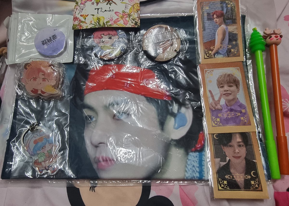 @BTSDollComm Thanks a lot for this Awesome Holidaze Giveaway 💜 Love all the items 😍 보라해