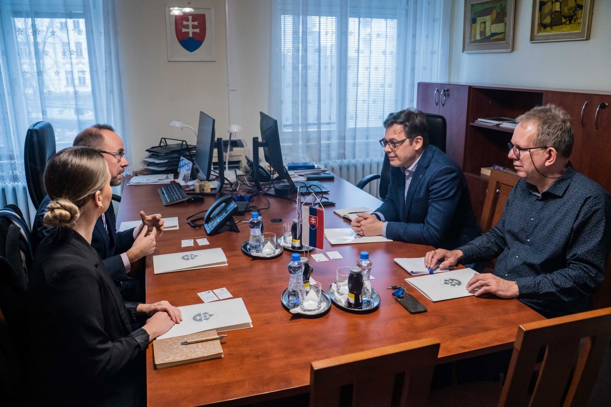 UKinSlovakia's tweet photo. V pondelok navštívili naši kolegovia zástupcov @AkademiaVied, aby prebrali viacero dôležitých tém 🧪
Veda je pre nás veľmi dôležitá a na ďalšiu spoluprácu sa tešíme 🤗
👉 https://t.co/OWC2jeDUF9
📸 Martin Bystriansky
#science #ScienceIsGREAT https://t.co/tSJsAYIBHs