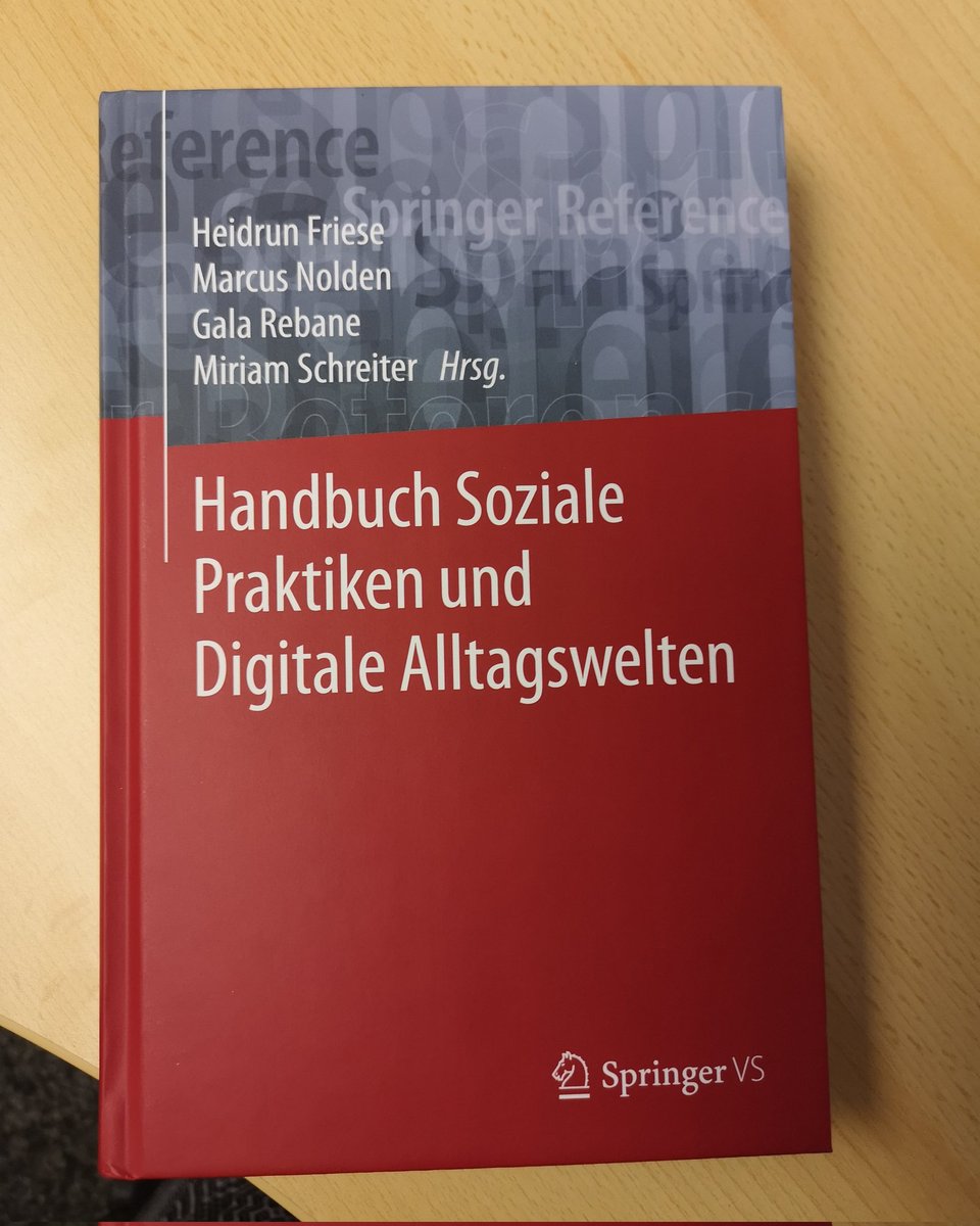 yolandalogar's tweet photo. Today I received a gift! The book edited by some of my new colleagues which is an excellent publication on digital practices and everyday digital worlds. I knew it as an Ebook and it is very nice to have it in my hands now. #sozialepraktiken #socialpractices #digital https://t.co/RNIxAqmjFk
