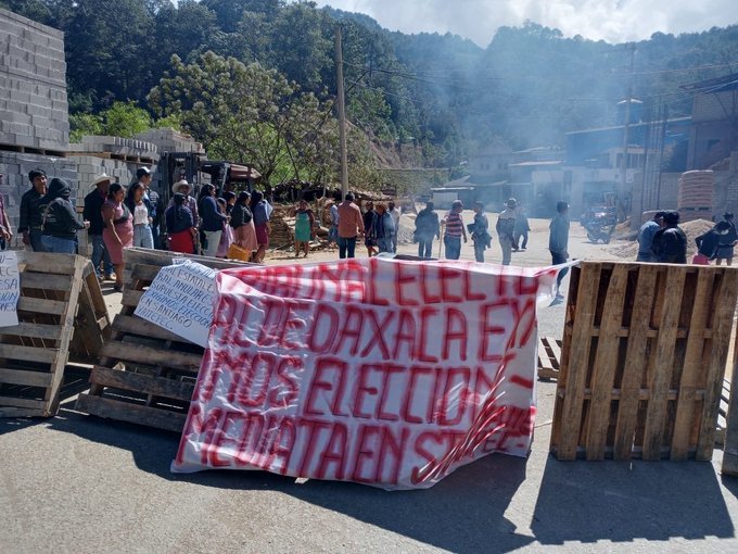 MVMNoticias's tweet photo. 🚧 #ReporteVial
Manifestantes #bloquean la carretera Juquila - Cerro del Vidrio, a la altura de la entrada de la población de Santiago #Yaitepec. https://t.co/AXGhIX1QTC
