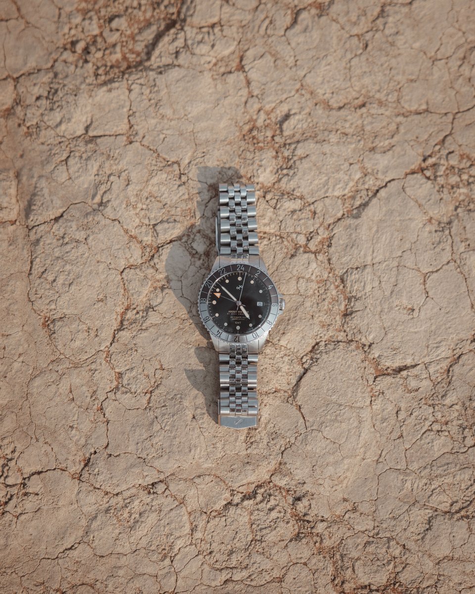 Looking into the new year with a journey in front of you?

Don't miss the chance to experience the surroundings instead of looking down on your phone.

Instead invest in a 1982 GMT World Traveler - First created for pilots flying across time zones in a matter of hours, the GMT fu