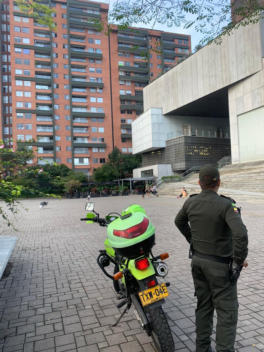 ORTEMAN10's tweet photo. Hoy el distrito running de Medellín tuvo un acompañamiento permanente de las autoridades 
Gracias @PoliciaMedellin 

Hay que seguir con esta compañía 
Permanente a los corredores y habitantes de Ciudad del rio.

Seguiremos trabajando para que el Distrito running sea mas seguro. https://t.co/YtNJjdPAVG