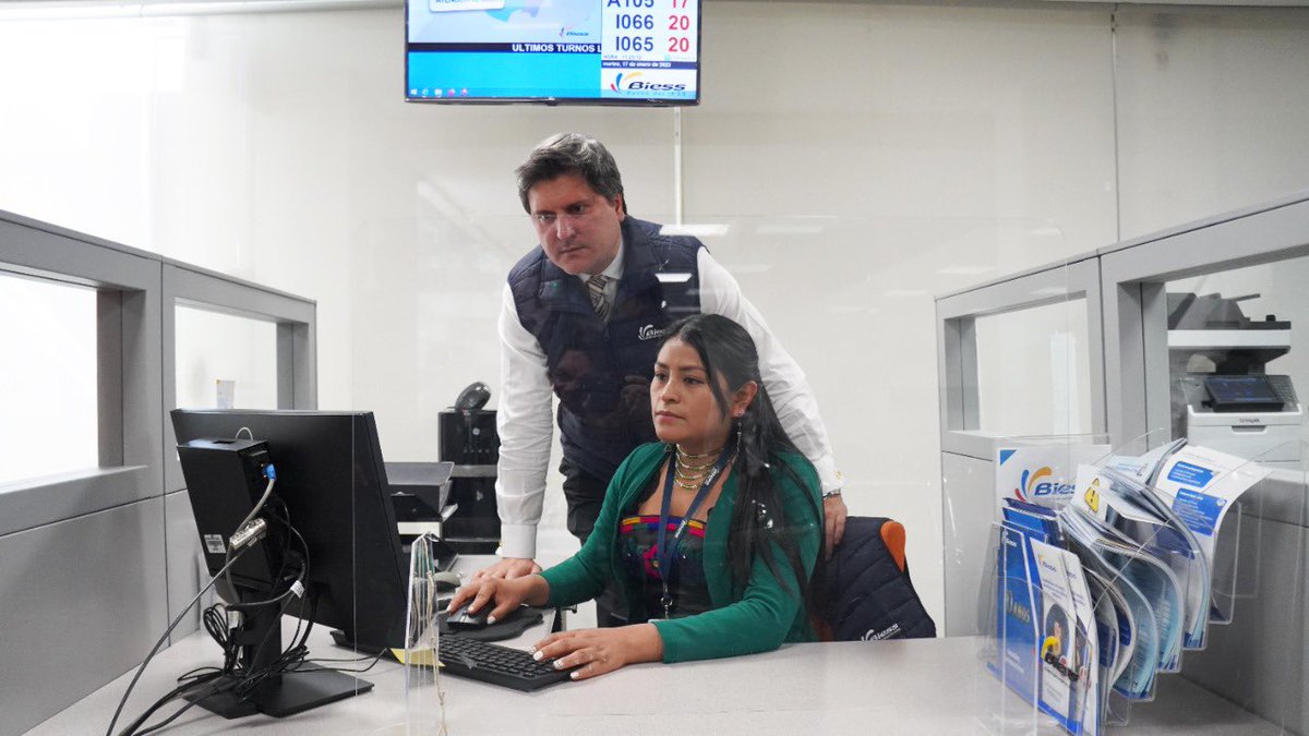 cjarosemena's tweet photo. Este miércoles, inicio mi jornada en el balcón de servicios del #Biess, para supervisar que la atención al público se desarrolle correctamente y en los tiempos adecuados.

Trabajamos para elevar los niveles de eficiencia en beneficio de nuestros afiliados y jubilados 💪 https://t.co/DqQE20v9ZP