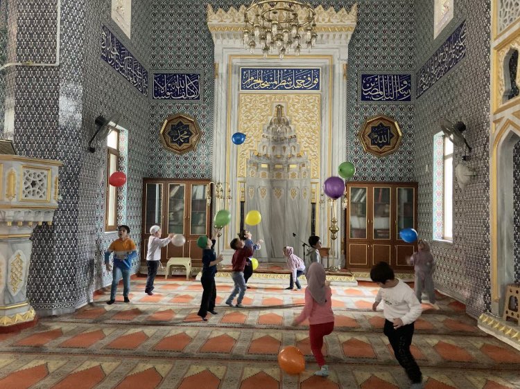 Al__Quraan's tweet photo. Mosque and children, Istanbul, Turkey, 2023 https://t.co/AdaOQB6lTN