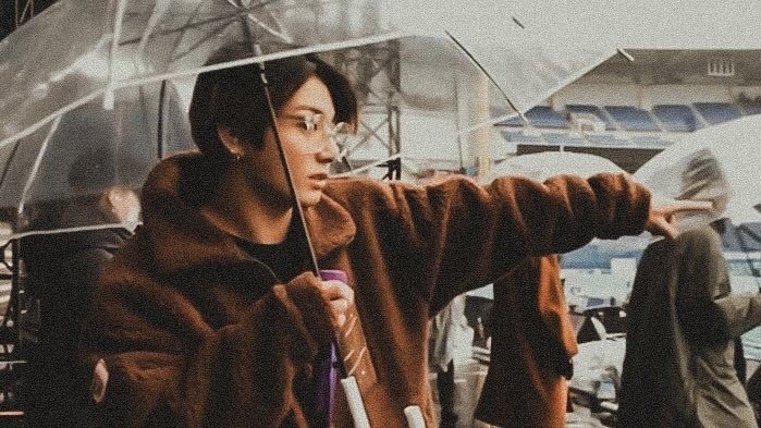 moonchilder__7's tweet photo. —🚶🏻‍♂️ walking with jeon jungkook in rain 🌧 https://t.co/UCiTOLln5M