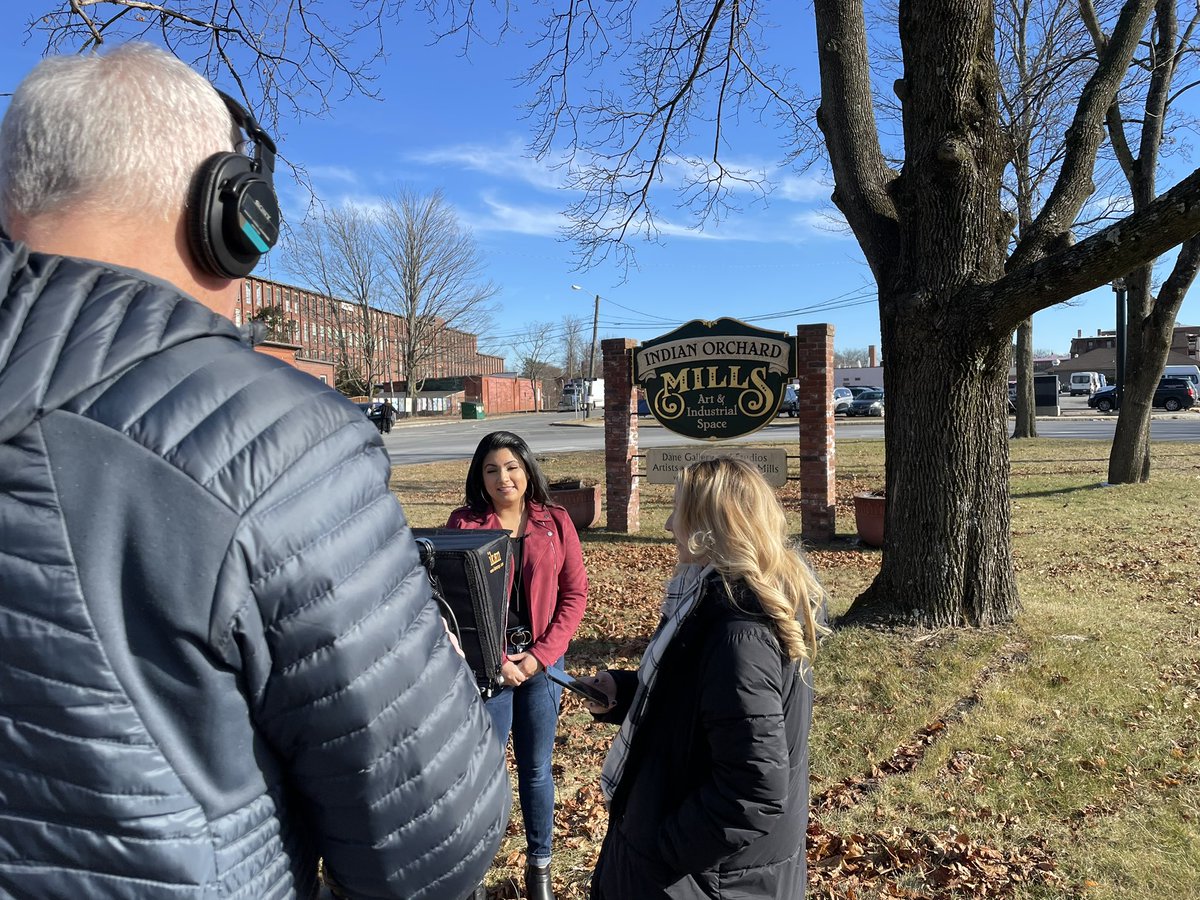 CPonNEPM's tweet image. First team field shoot of the year! #springfield #springfieldma #IndianOrchard #IndianOrchardMills #413 #WesternMass #PublicMedia #PubMedia #TVProduction #behindthescenes
