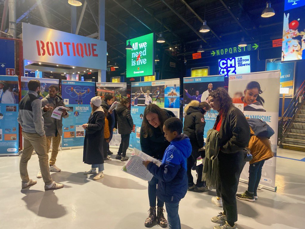 Les jeunes du Centre Paris Anim Parra, de l'association Art en Partage et du Centre de Loisirs Belleville se préparent aux J.O.P Paris 2024 en visitant l'exposition " Histoire, sport et citoyenneté " au Zénith Paris- La Villette. 
@casden @ Zénith_Paris
