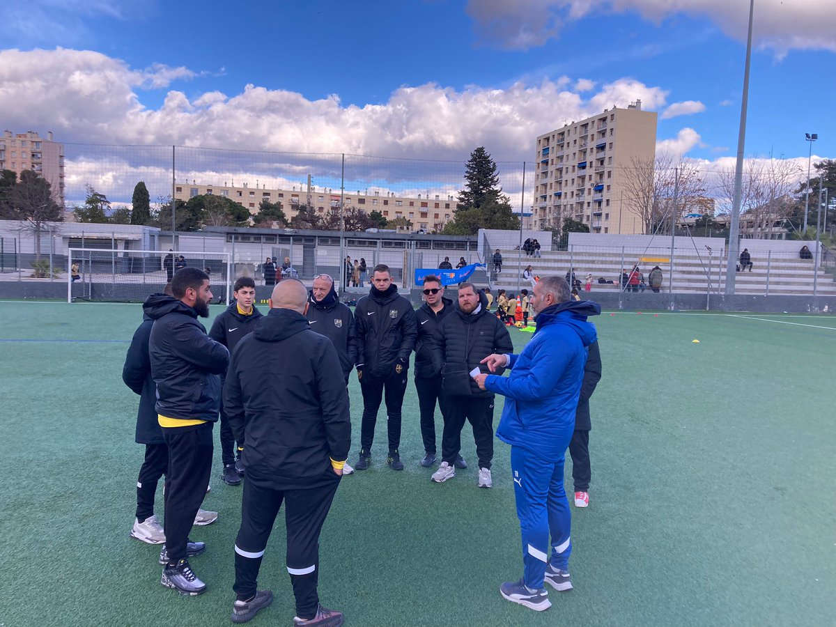Aujourd’hui Thierry Rodriguez, responsable du programme OM Next Gen est venue partager son savoir avec nos coachs et nos minots à travers une séance technique ! 

un grand merci à lui pour sa disponibilité ! #TeamOM #football