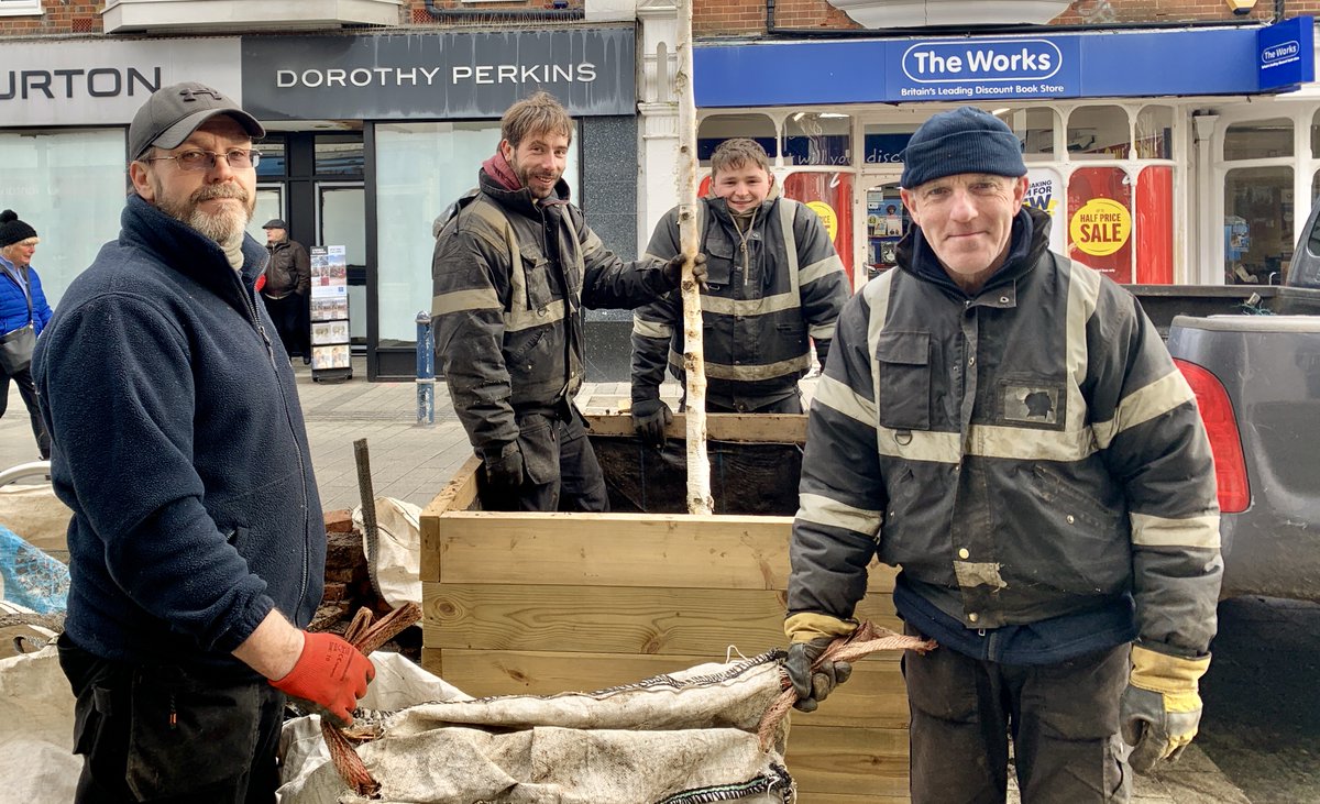 Minus 3 degrees this morning when @felixstoweTC's finest: Tom, Andy and team were cheerfully maintaining the town centre planters. It takes more than an arctic blast and a mudslide to stop these guys. Let's hear it for the boys. #LoveFelixstowe