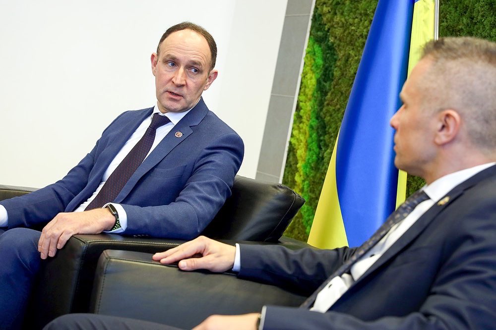 W/@DefenceU DM Denys Sharapov on further strengthening of #UA army - possible donations of more mil equipment, repairs of that used on battlefield & training of #soldiers. We condemn 🇷🇺 aggression & the senseless killing of people in 🇺🇦. 🇸🇰 will help UA as long as it is necessary