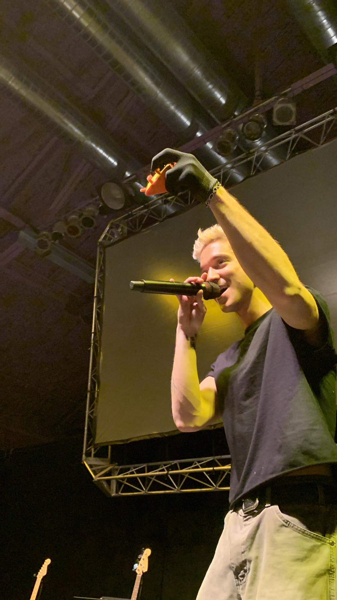 whynotcv's tweet photo. CHUCK GOT ON STAGE WITH DANIEL 🙀 https://t.co/4nonF3wdLN