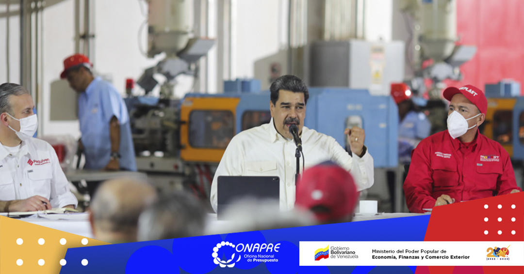 #Entérate | El Presidente de la República, <a href="/NicolasMaduro/">Nicolás Maduro</a>, hizo acto de presencia para la clausura del IV Congreso de la Clase Obrera, donde indicó que el camino de la Venezuela del siglo XXI está en la clase obrera.

#BastaDeTerrorismoEconómico