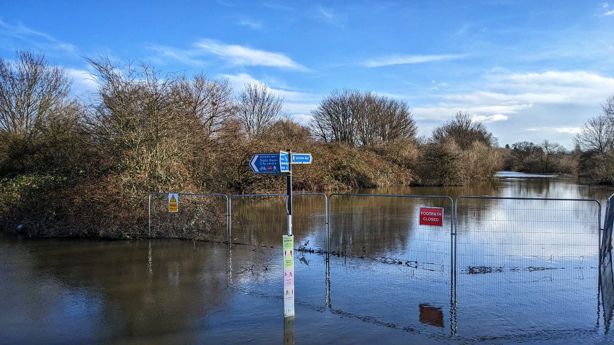eleanor_march's tweet photo. Blue skies and floodwater
#severn #worcester #diglis #worcestershire https://t.co/88a2ILYAQy