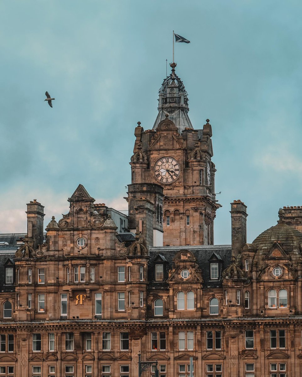Blue skies and our landmark clocktower, setting the scene of the Edinburgh skyline.

📸 edinburghinmyheart

#TheBalmoral #RoccoForteHotels #RoccoForteFriends #BalmoralMoments #VisitEdinburgh #VisitScotland #Edinburgh #EdinburghSkyline #Skyline #ClockTower