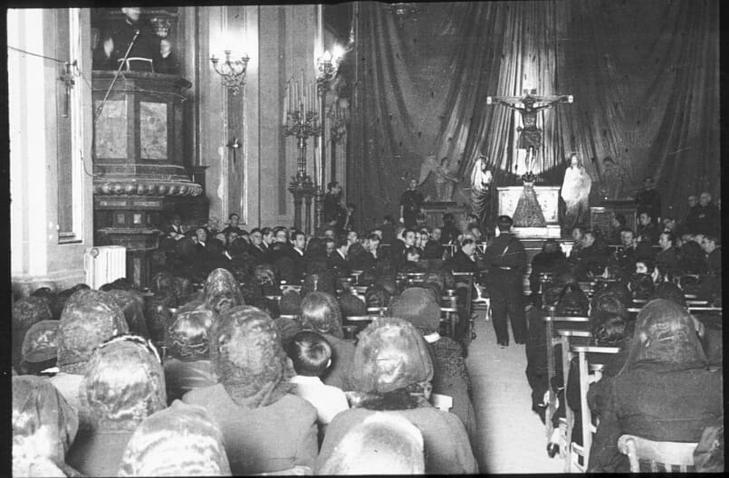 DesamparoMadrid's tweet photo. 📜 Un poco de Historia:

Durante el siglo pasado, la Cofradía celebraba el Sermón de las 7 Palabras en nuestra parroquia de San José.

Aquí se pueden ver fotos de dicho acto. En ellas podemos ver el templo abarrotado de fieles y al Señor del Desamparo presidiendo el Altar Mayor. https://t.co/VnP0I1g4LU