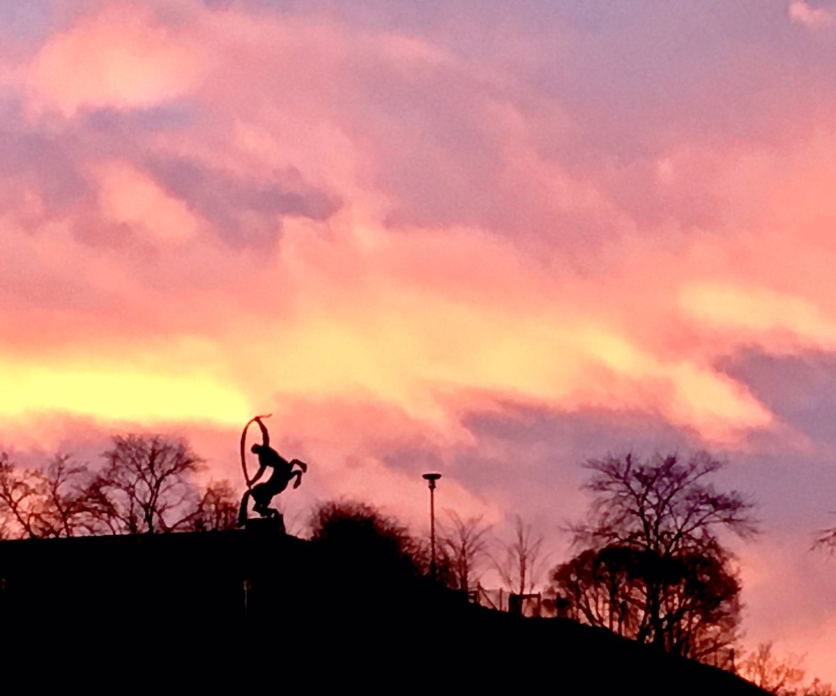OperaMaestro's tweet photo. Beautiful winter sunset in Stockholm on my way home from @KungligaOperan https://t.co/XSAYusd5y1