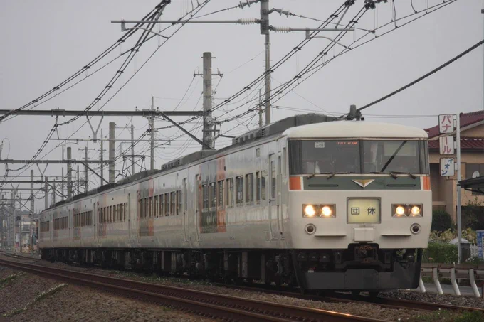 朝、高シマからの送り込みとかあったよねよく見たら6連のOM03が入ってるの草ていうか185撮りたくてこれを朝っぱらから取りに行って帰ってるの笑う(もう能登、北陸、あけぼの三兄弟もなかったのにね) 