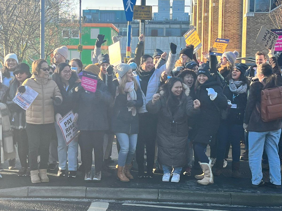 Lotts30's tweet photo. #RCNStrike #FairPayForNurses https://t.co/eukvgsgf2F
