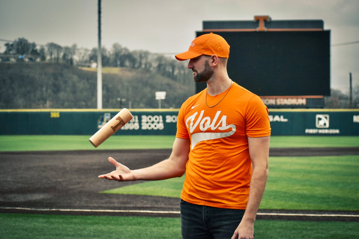 UTVolShop's tweet photo. Tony Vitello had a Dugout Mug, so we needed to have Dugout Mugs 💁‍♀️

https://t.co/RyLo7u4sxP ⚾️

Shoutout to our wonderful model, CP - our Team Shop / Events manager who bears a resemblance to Tony V. Ladies, he's single and can usually be found at any Tennessee sporting event. https://t.co/v6xY8V7uvB