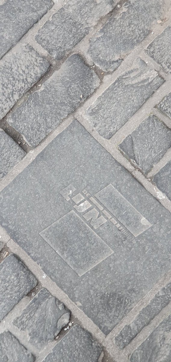 Weetje: op de Korenmarkt in Gent vind je een herdenkingstegel voor de laatste stipte bus van De Lijn.