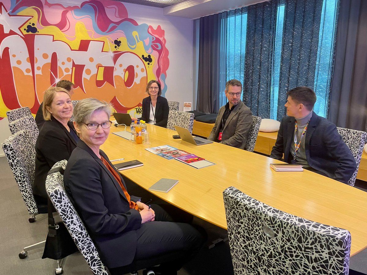 Tänään <a href="/Sjkkaupunki/">Seinäjoen kaupunki</a> <a href="/SuomenPankki/">Suomen Pankki</a> väen kanssa. Kiitokset hyvistä keskusteluista <a href="/jaakkokiiskila/">Jaakko Kiiskilä</a>, <a href="/MikaItanen/">Mika Itänen</a>, <a href="/LeenaPermki/">Leena Perämäki</a>, <a href="/HallilaJaakko/">Jaakko Hallila</a> ja muut. Vahva panostus yrittäjyyteen jäi mieleen. Kiitos isännille vieraanvaraisuudesta!