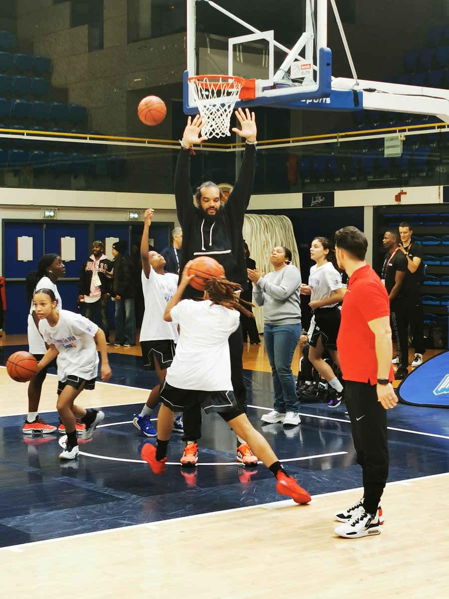 pressebasket's tweet photo. #nbaclinic avec la légende #joakimnoah en défense 😁
#NBAParisGame #NBAParisGame2023 #jooks #bulls #pistons https://t.co/n881OuM72z