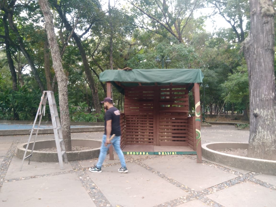 RAULREVILLA6's tweet photo. Vean cómo les desmontan de forma abusiva los kioskos propiedad de un grupo de emprendedores del parque Sucre Los Caobos, por favor investigar ⁦@NicolasMaduro⁩ ⁦@gestionperfecta⁩ ⁦@carmenmelendezr⁩ ⁦@delcyrodriguezv⁩ ⁦@lahojilla⁩ ⁦⁦ https://t.co/wuyaPeigFv